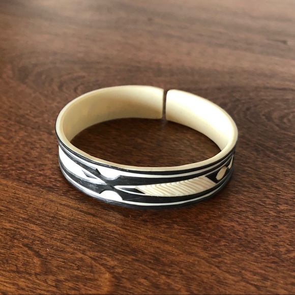 🔥3/$10-Black and Cream Hand Carved Bracelet - Picture 2 of 6